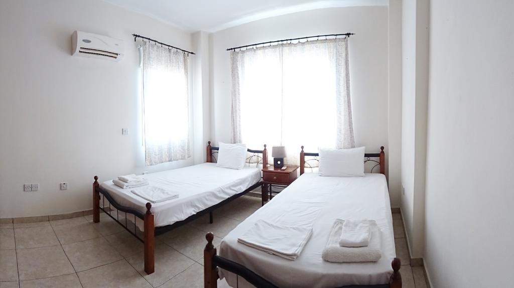 Melpo Court Apartment Geroskipou Bagian luar foto