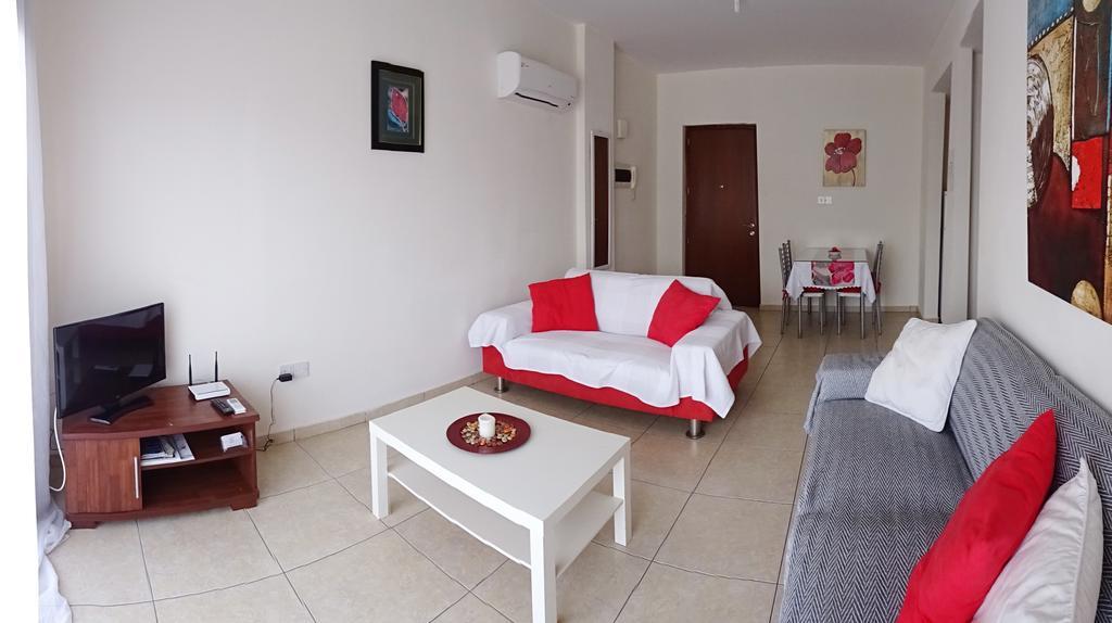 Melpo Court Apartment Geroskipou Bagian luar foto