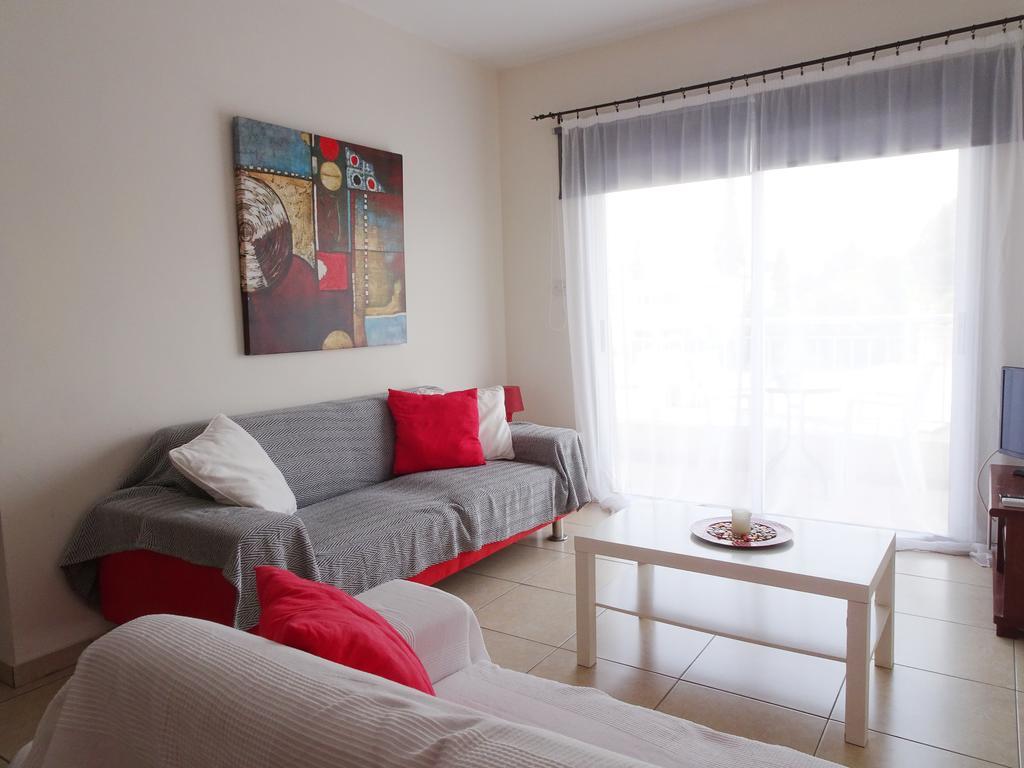 Melpo Court Apartment Geroskipou Bagian luar foto