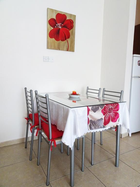 Melpo Court Apartment Geroskipou Bagian luar foto