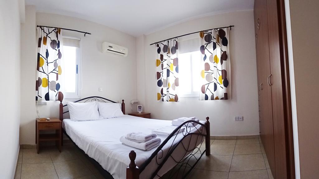 Melpo Court Apartment Geroskipou Bagian luar foto